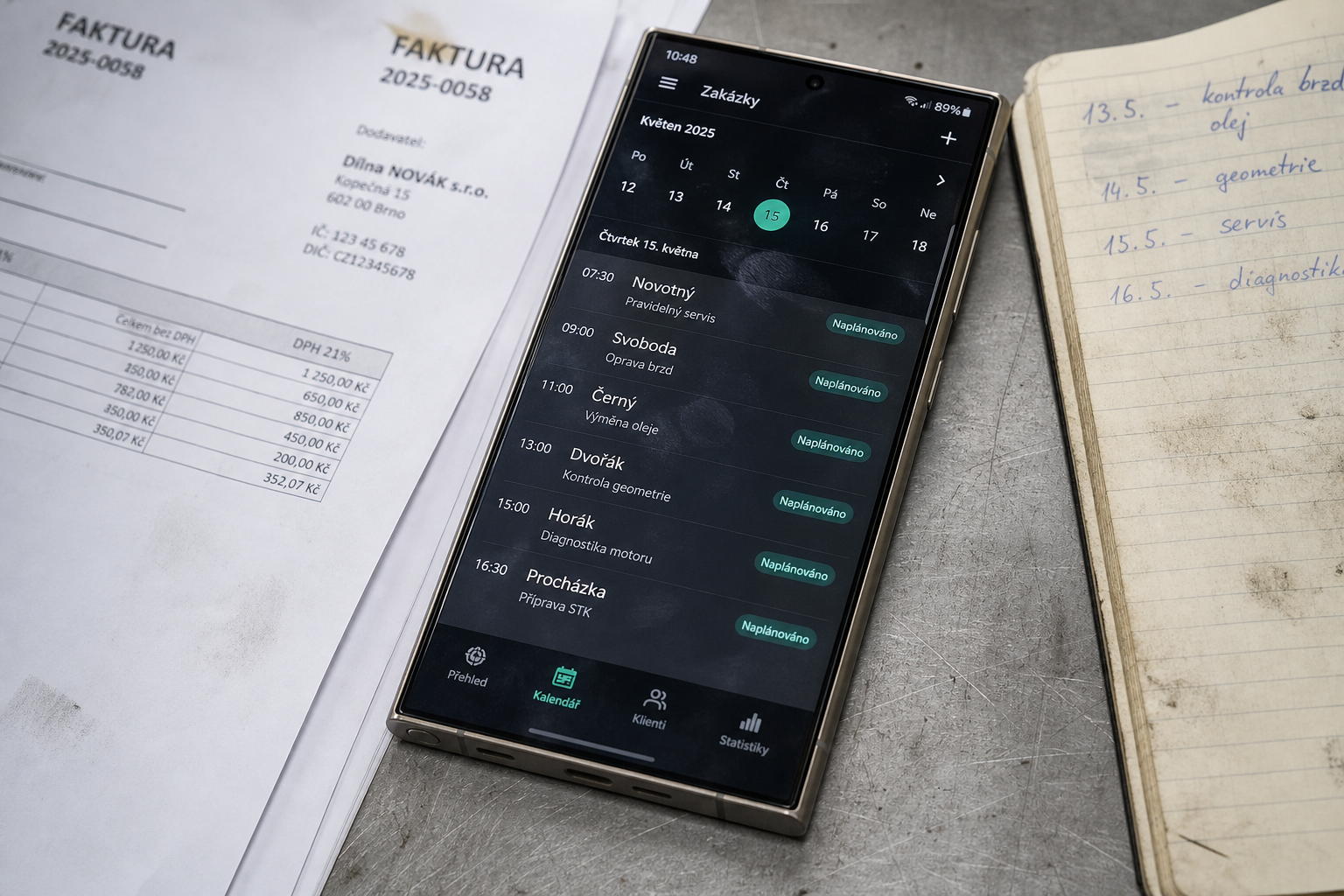 Samsung Galaxy s rezervační aplikací na dílenském stole