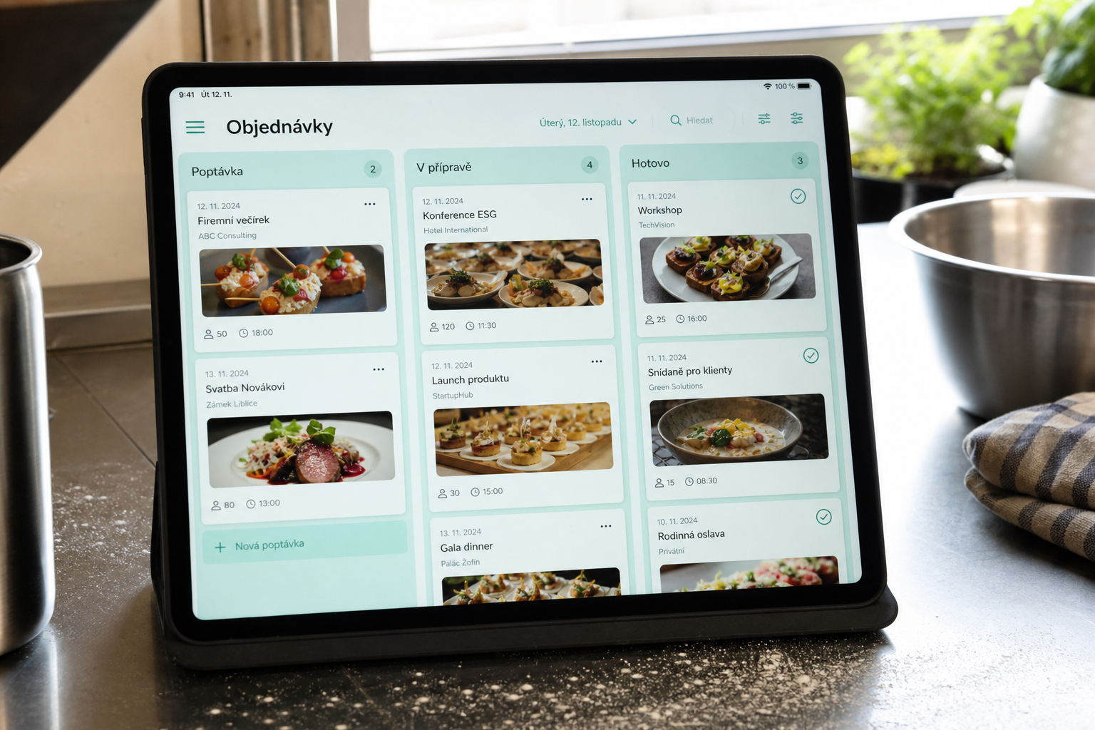 iPad s kanbanem objednávek v cateringové kuchyni