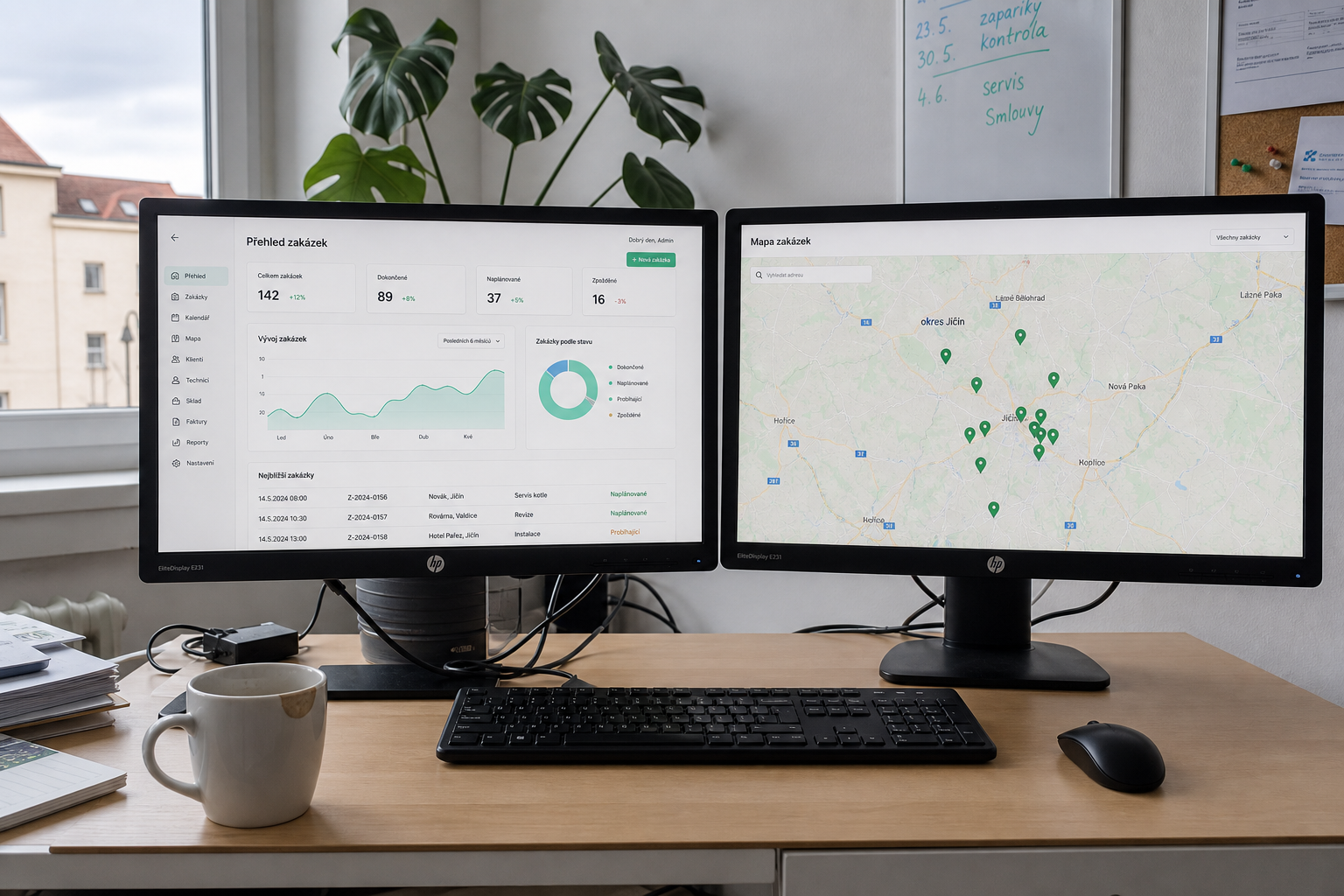 Dva HP monitory s interním dashboardem zakázek