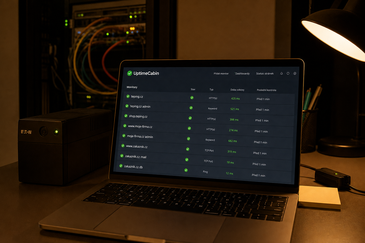 MacBook s monitoringem dostupnosti webů v noci