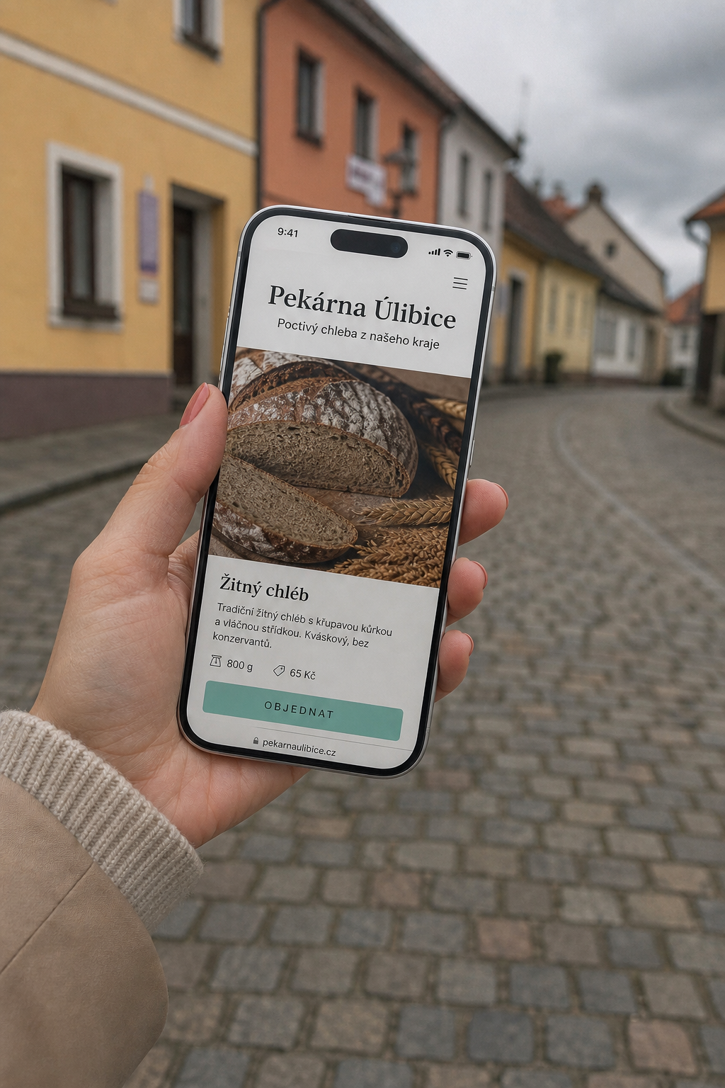 iPhone s mobilem pekárny v české ulici